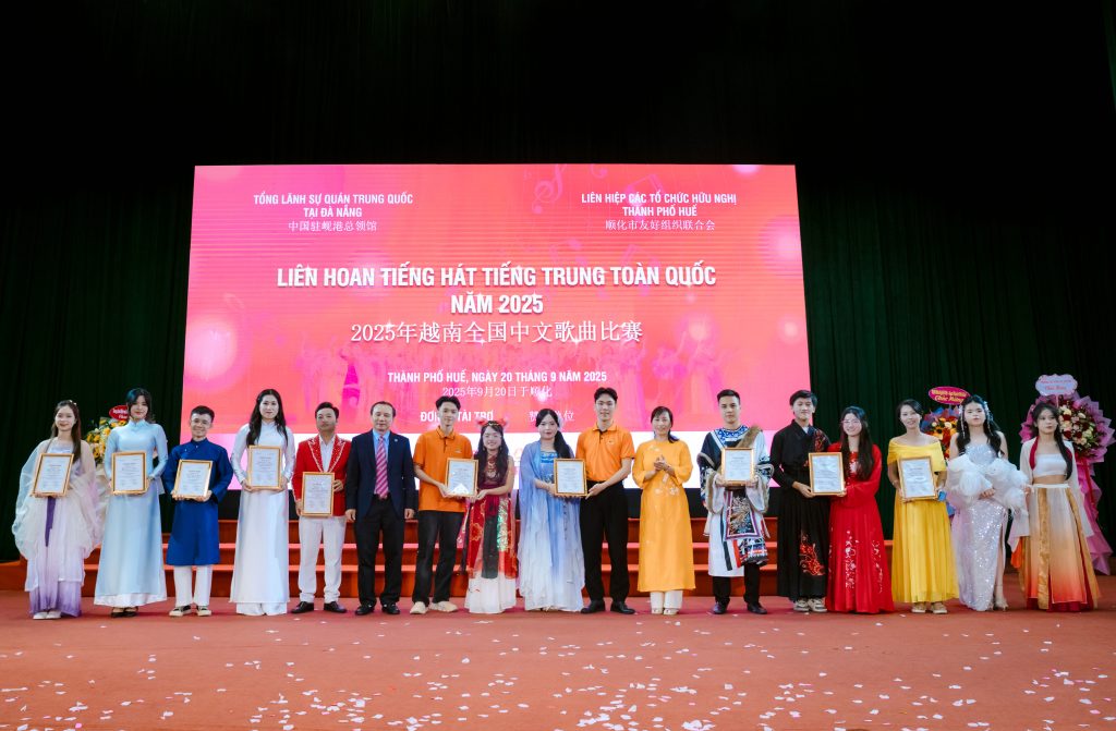 Trao giải cho các thí sinh đạt giải Khuyến khích